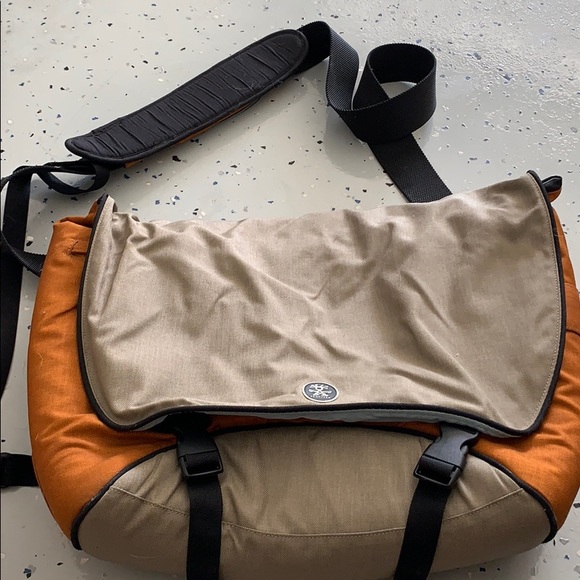 crumpler laptop bag